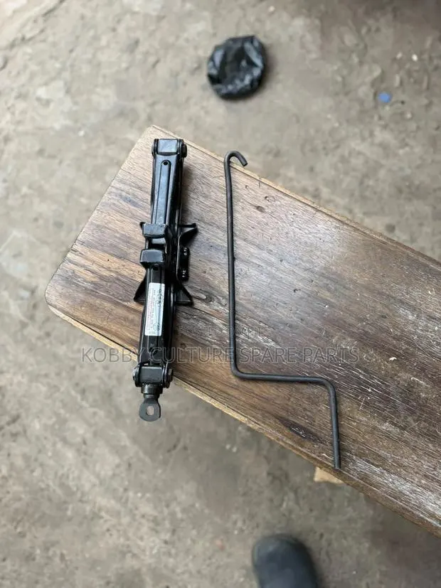 Original Car Jack Available for All Cars · Photo 1