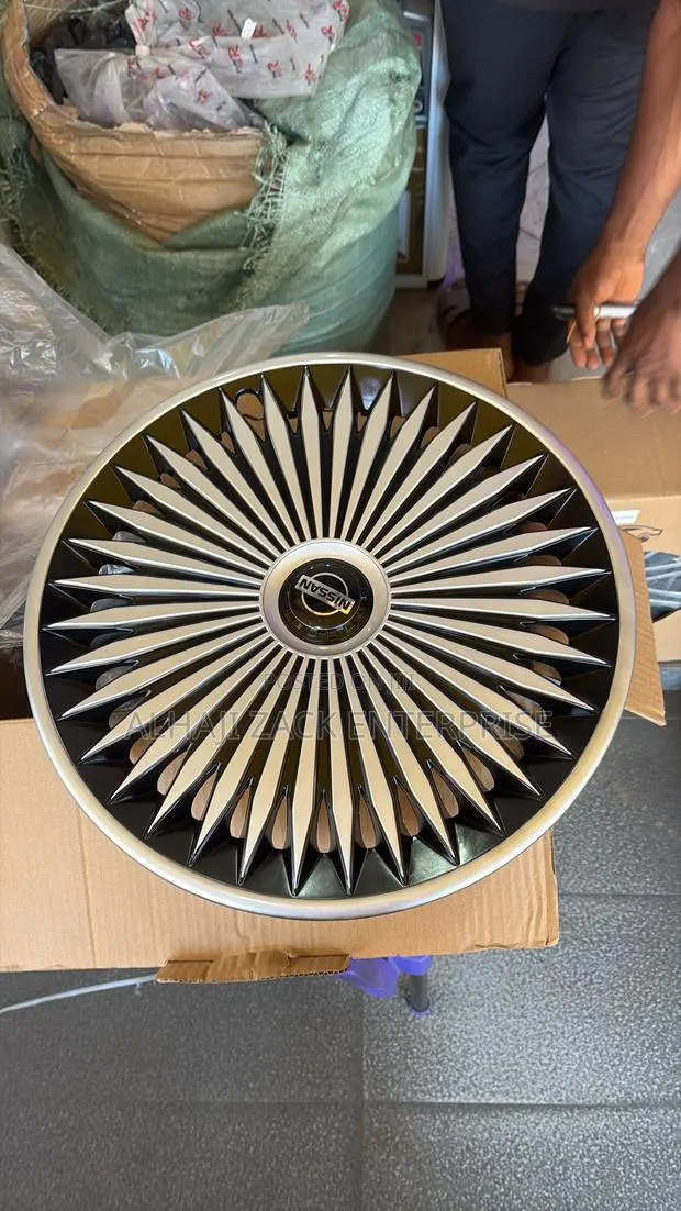 Original Nissan 17 Inch Wheel Cover · Photo 1