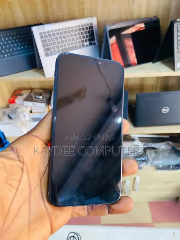 Apple iPhone XR 128 GB Black · Photo 1
