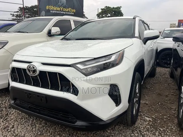 Toyota RAV4 XLE AWD 2024 White · Photo 1