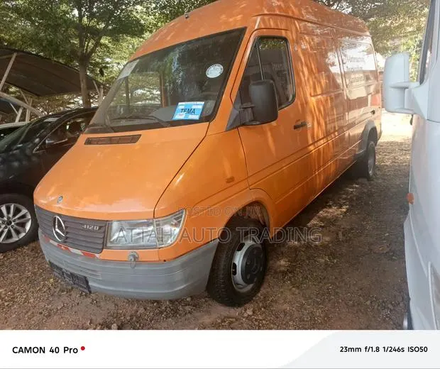 Mercedes-Benz Sprinter 2000 Orange