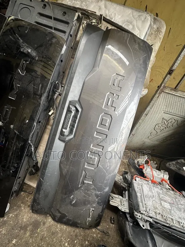 Toyota Tundra 2024 Tailboard · Photo 1