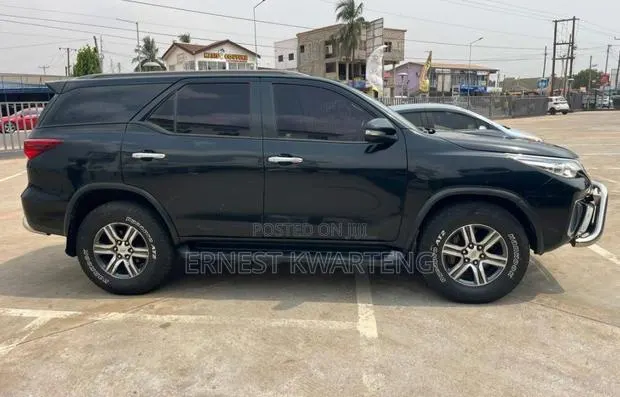 Toyota Fortuner 2018 Black · Photo 1