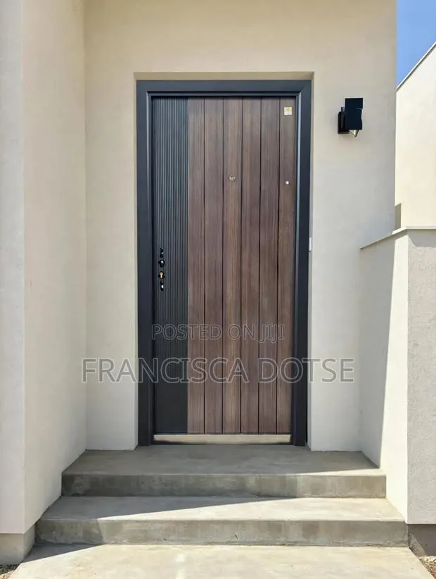 High Quality Smooth Brown 🟤 Door 🚪🚪 · Photo 1