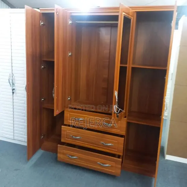 4 Door Wardrobe · Photo 1