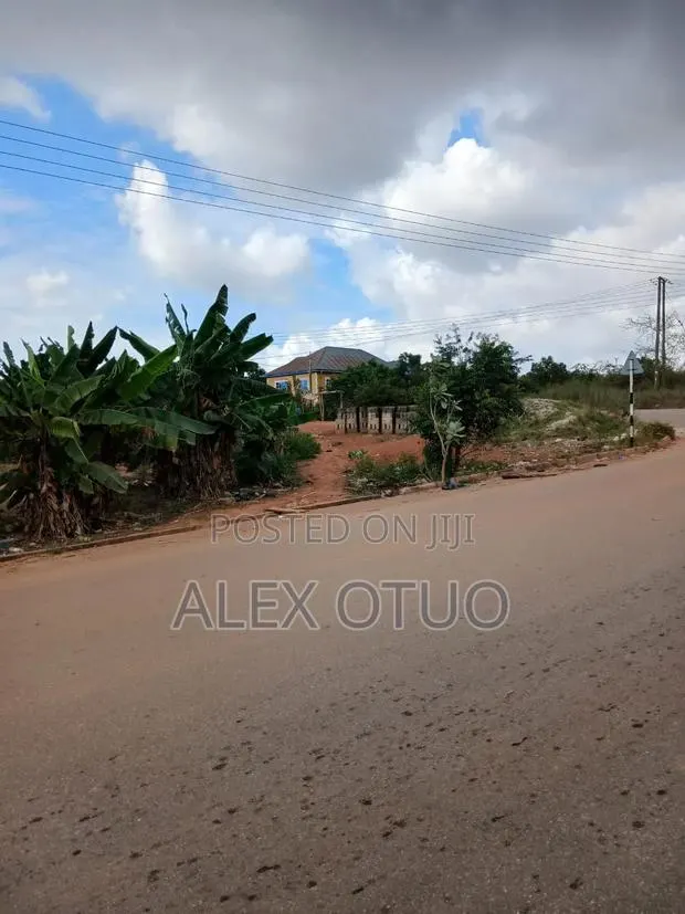 Plot of Land on a Road Good Location · Photo 1