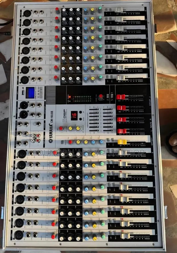 Yamaha CM-16USB 16-Channel Mixing Console · Photo 1
