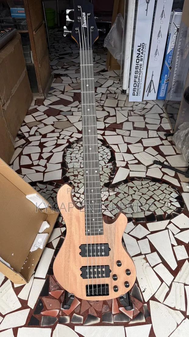 Ibanez Active Bass Guitar · Photo 1