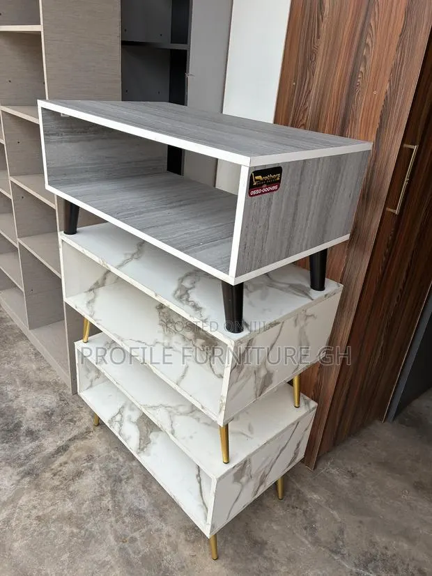 Laminated Center Table · Photo 1