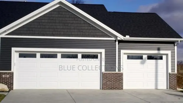 Automated Garage With Fanlight and Remote · Photo 1