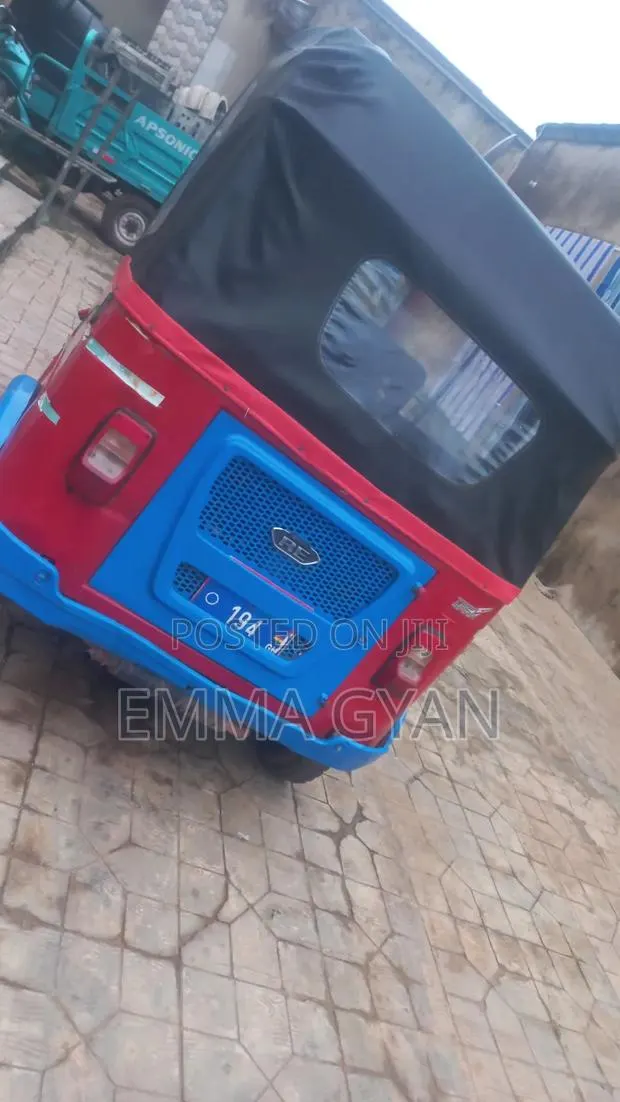 Bajaj RE 2024 Red · Photo 1