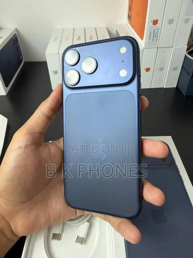 Apple iPhone 17 Pro Max 256 GB Blue · Photo 1