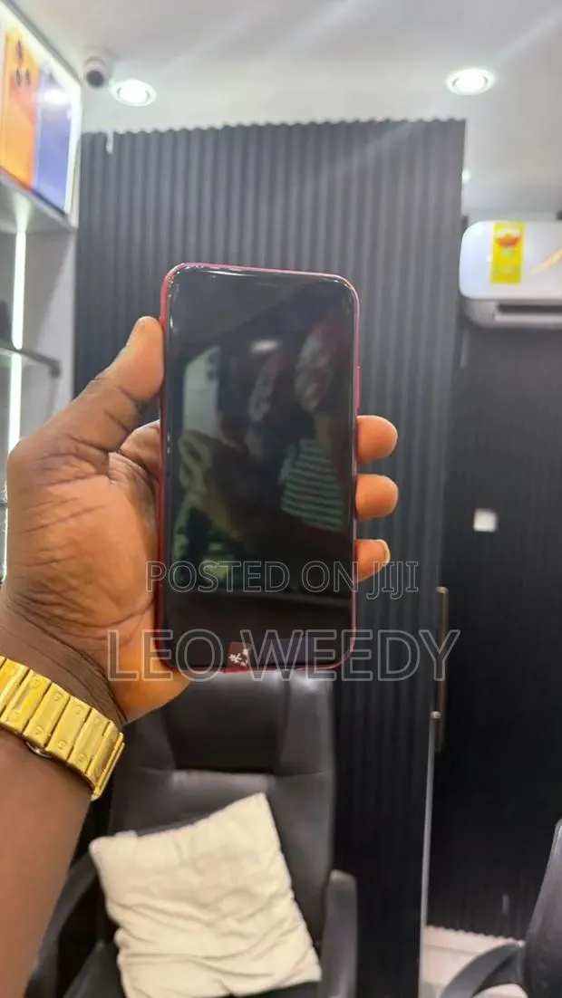 New Apple iPhone XR 128 GB Red · Photo 1
