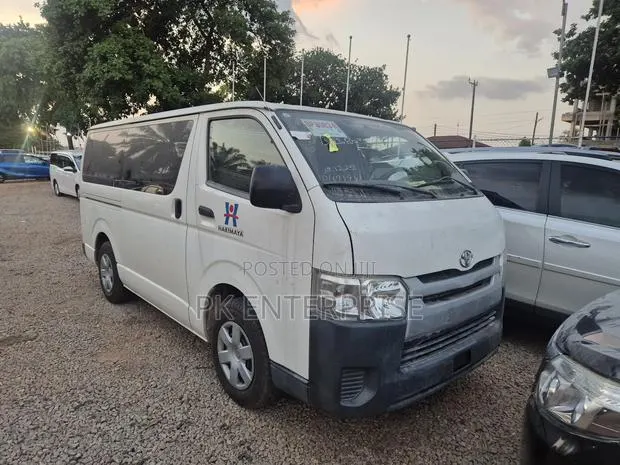 Toyota HiAce 2015 White · Photo 1