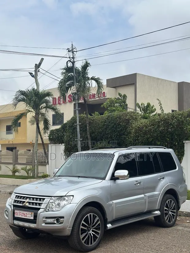 Mitsubishi Pajero V80 3.5 V6 GL/GLS 2016 Silver · Photo 1
