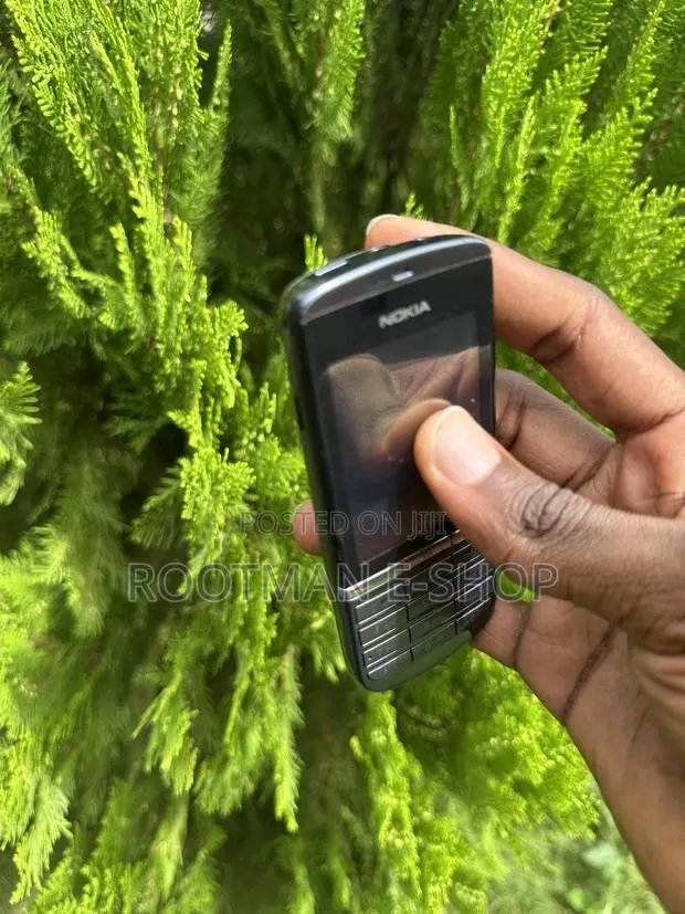 Nokia Asha 300 Black · Photo 1