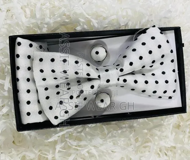 Timeless Gentleman Bow Tie · Photo 1