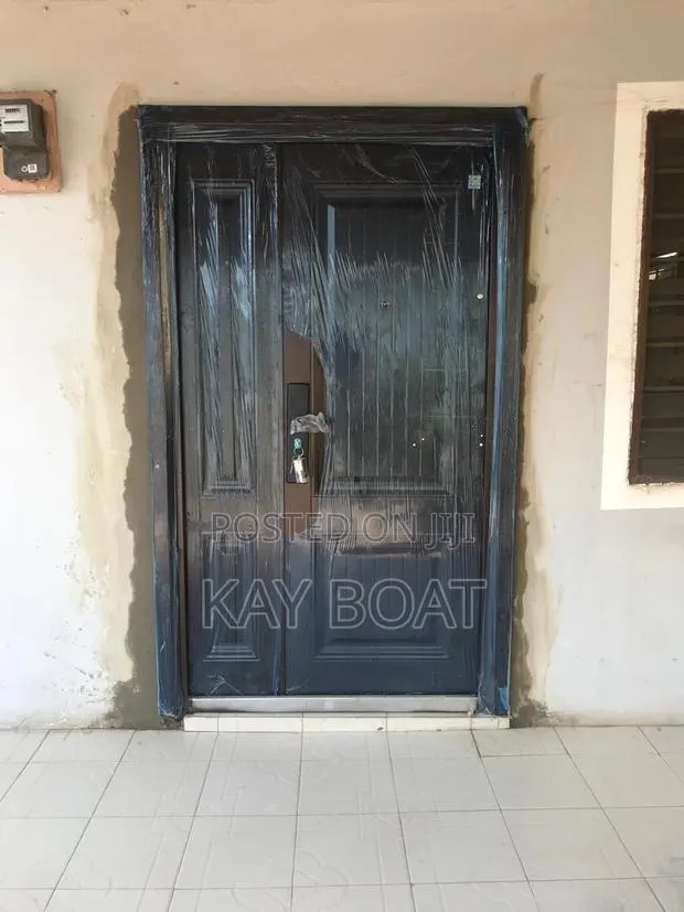 A Neatly Installed One and Half Door · Photo 1