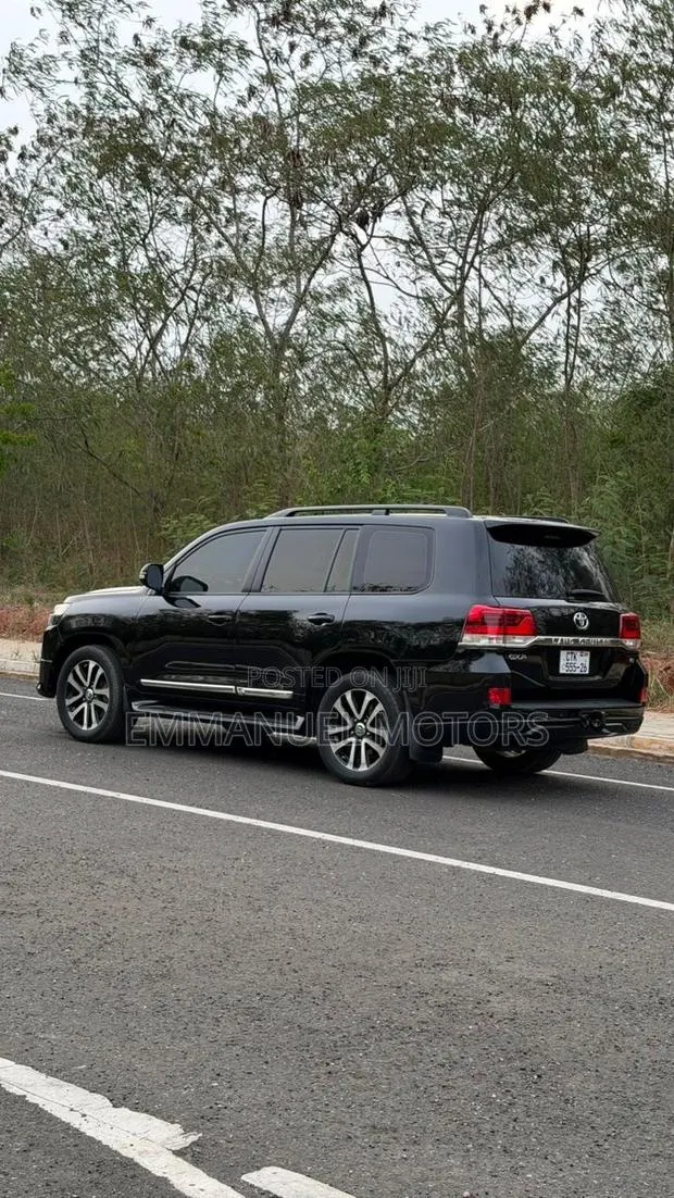 Toyota Land Cruiser 4.6 V8 GXR 2017 Black · Photo 1