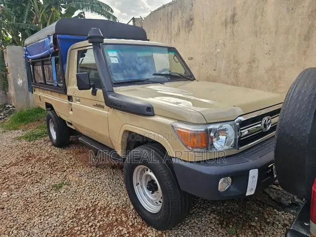 Toyota Land Cruiser 2012 Beige · Photo 1
