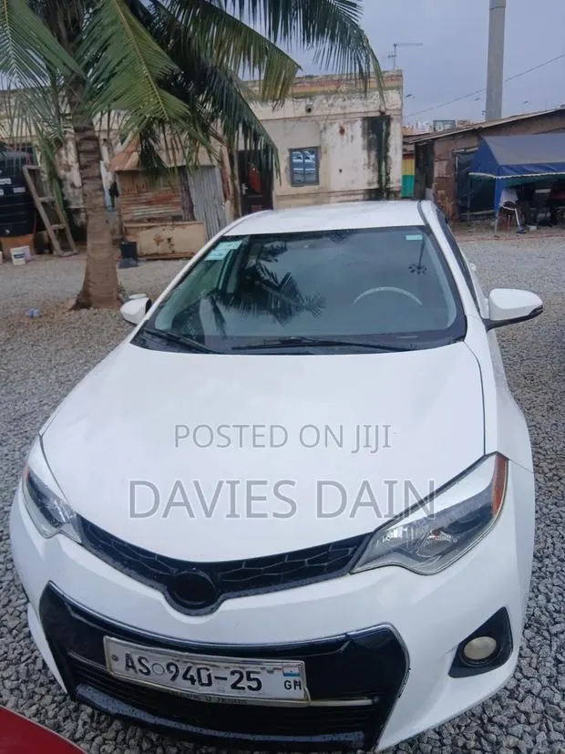 Toyota Corolla S 4dr Sedan (1.8L 4cyl CVT) 2015 White · Photo 1