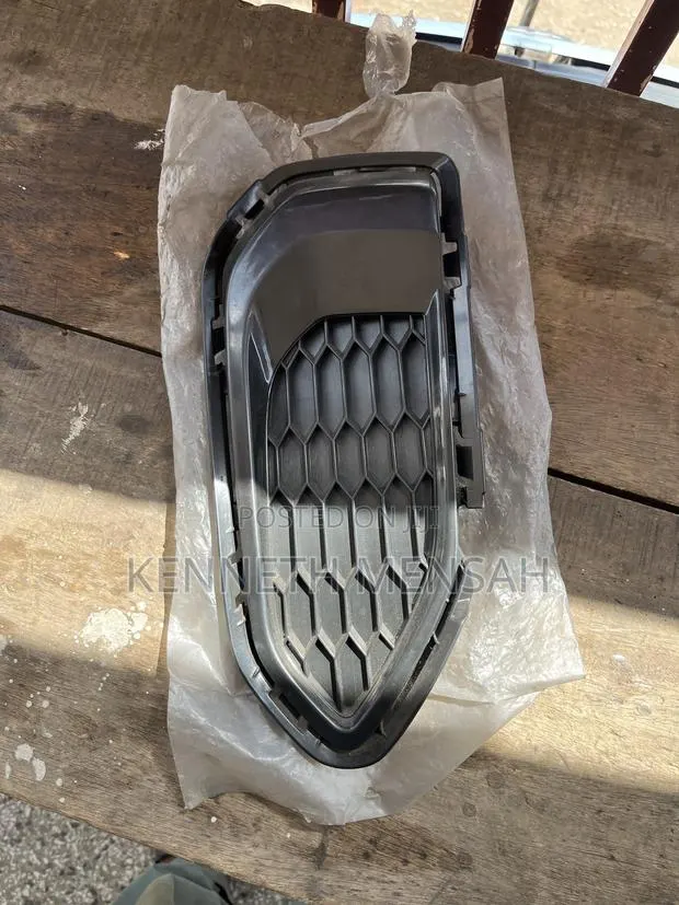 Honda Fit 2017 2018 2019 Foglight Cover Seal · Photo 1