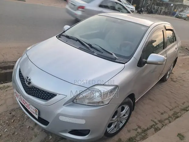 Toyota Belta 2010 Silver · Photo 1