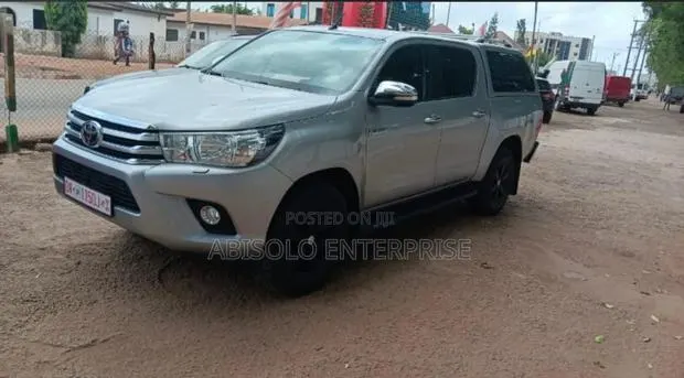 Toyota Hilux 2016 Silver · Photo 1