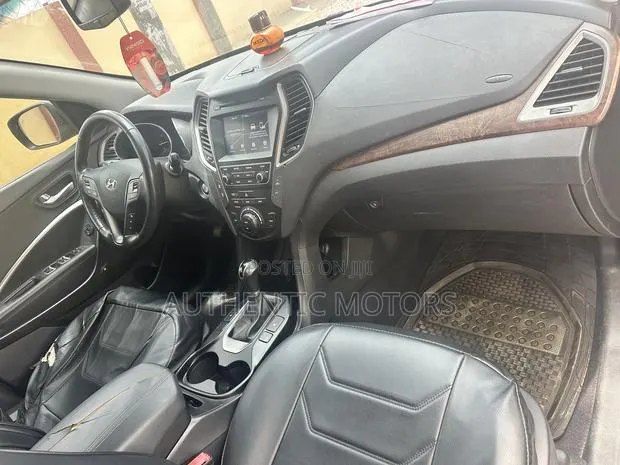 Hyundai Santa Fe 2018 Gray · Photo 1