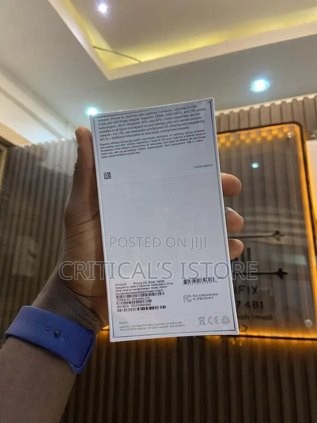 New Apple iPhone XS 64 GB Silver · Photo 1