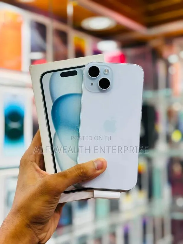 Apple iPhone 15 128 GB White · Photo 1