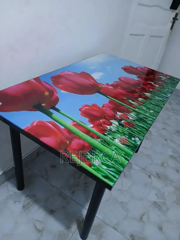4 Capacity Dinning Table · Photo 1