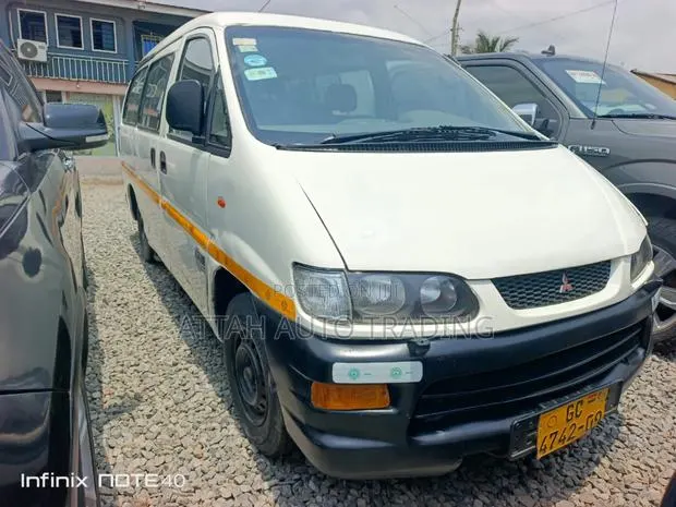 Mitsubishi Space Gear 2000 White · Photo 1