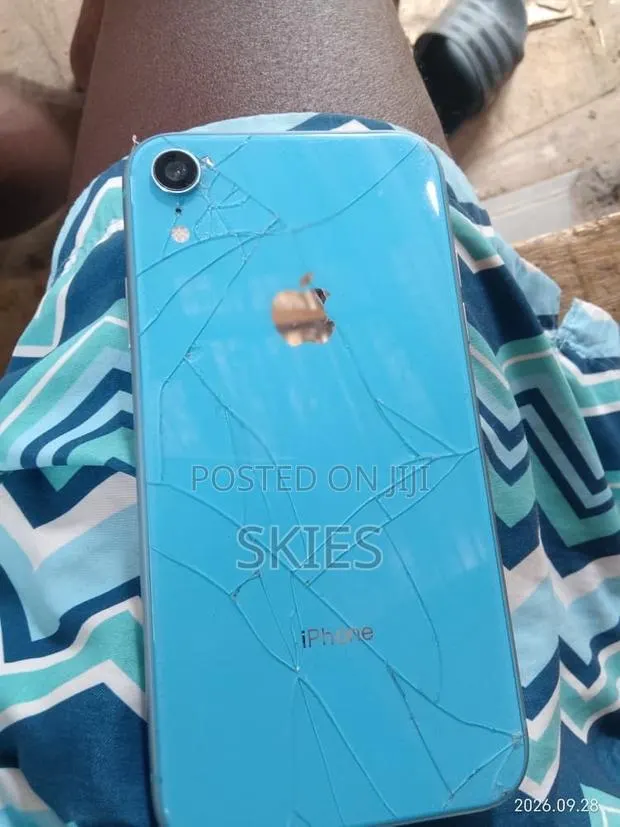 Apple iPhone XR 64 GB Blue · Photo 1