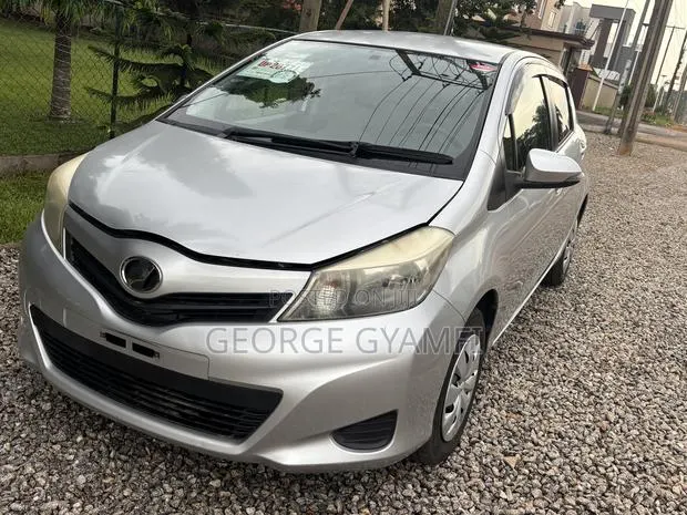 Toyota Vitz 1.5 FWD 5dr 2013 Silver · Photo 1
