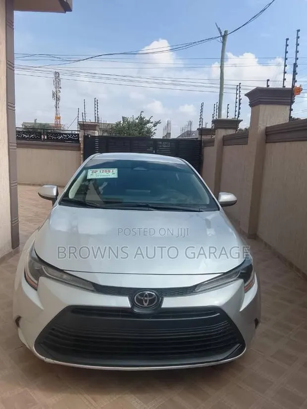 Toyota Corolla 2023 Silver · Photo 1