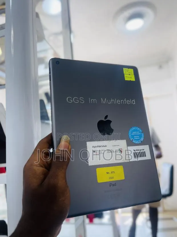 Apple iPad 10.2 (2020) 32 GB Gray · Photo 1
