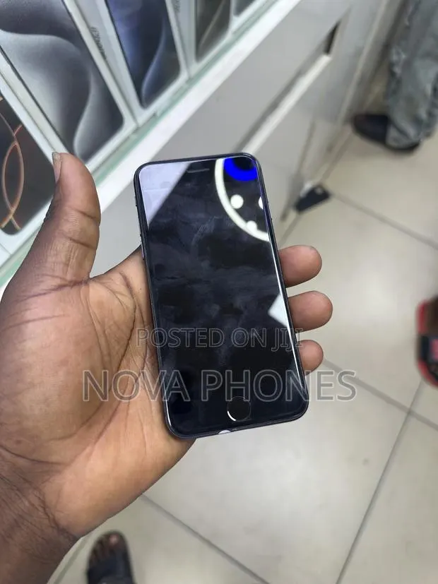 Apple iPhone 8 64 GB Black · Photo 1
