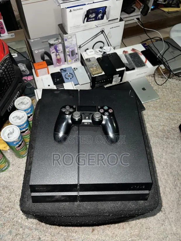 PlayStation 4 Standard Edition ยท Photo 1