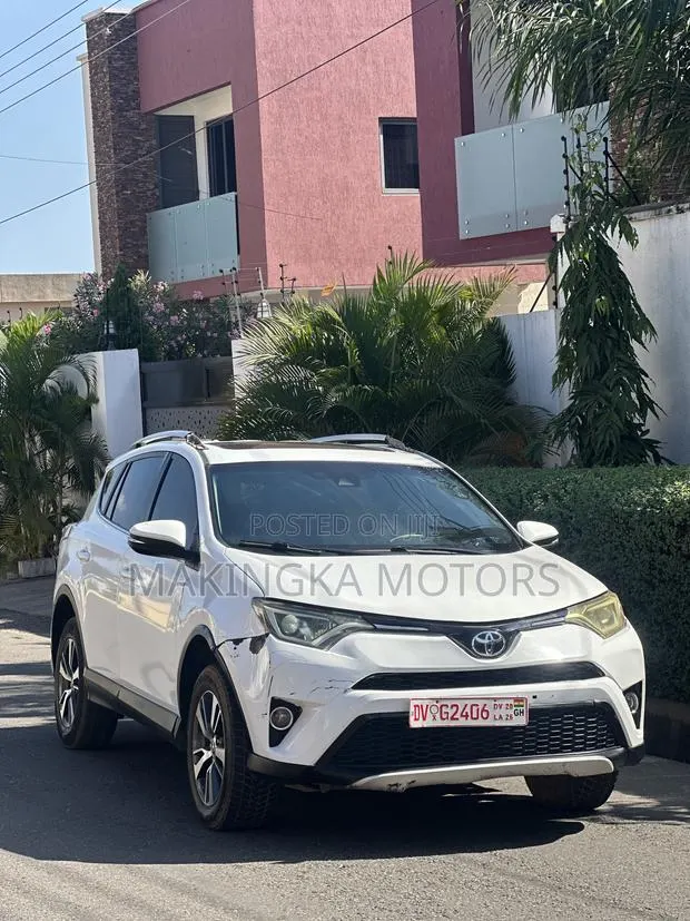 Toyota RAV4 XLE FWD (2.5L 4cyl 6A) 2017 White · Photo 1