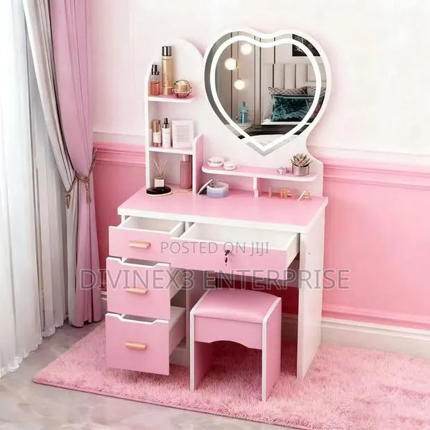 Heart-Shaped LED Vanity Desk Set · Photo 1