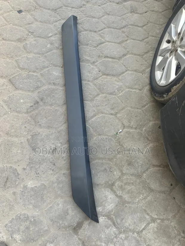 Toyota RAV4 2016 2017 2018 Boot/Tailgate Down Moulding Chrome Spoiler · Photo 1