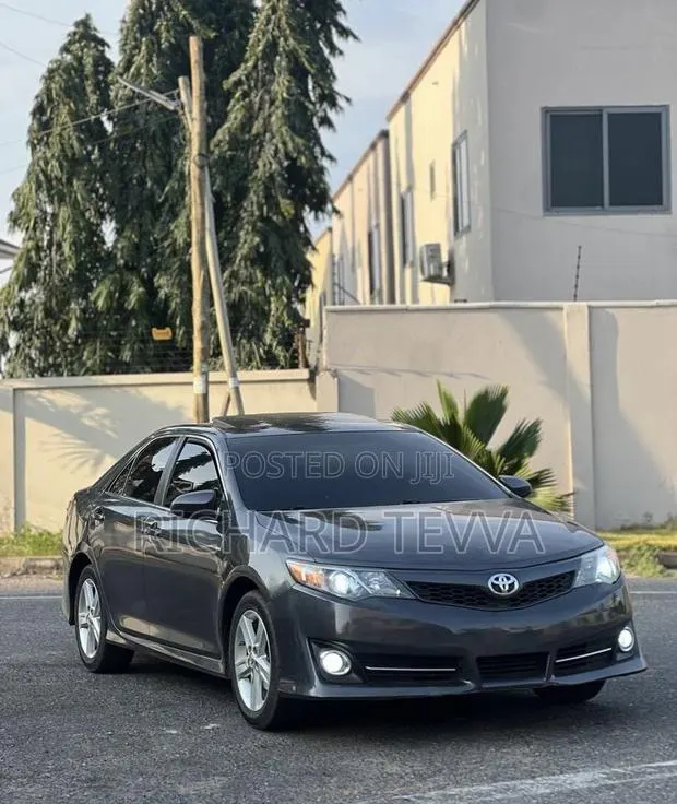 Toyota Camry SE Sport 4dr Sedan (2.5L 4cyl 6A) 2014 Gray · Photo 1