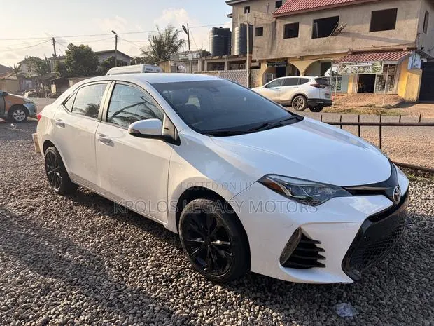 Toyota Corolla SE 4dr Sedan (1.8L 4cyl CVT) 2017 White · Photo 1