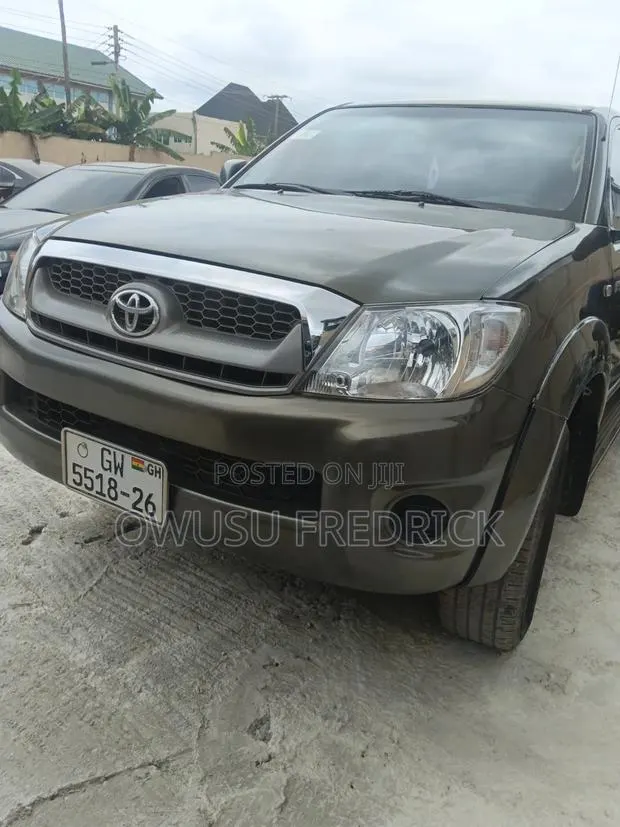 Toyota Hilux 2010 · Photo 1