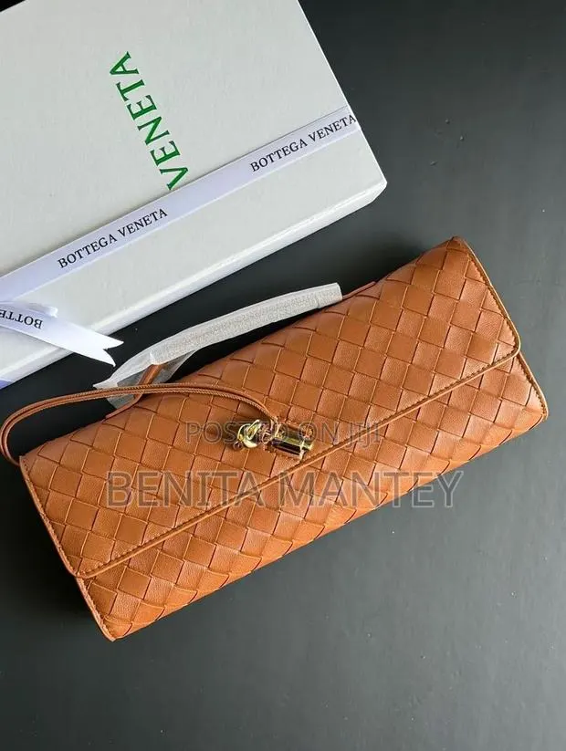 Bottega Clutch Bag · Photo 1