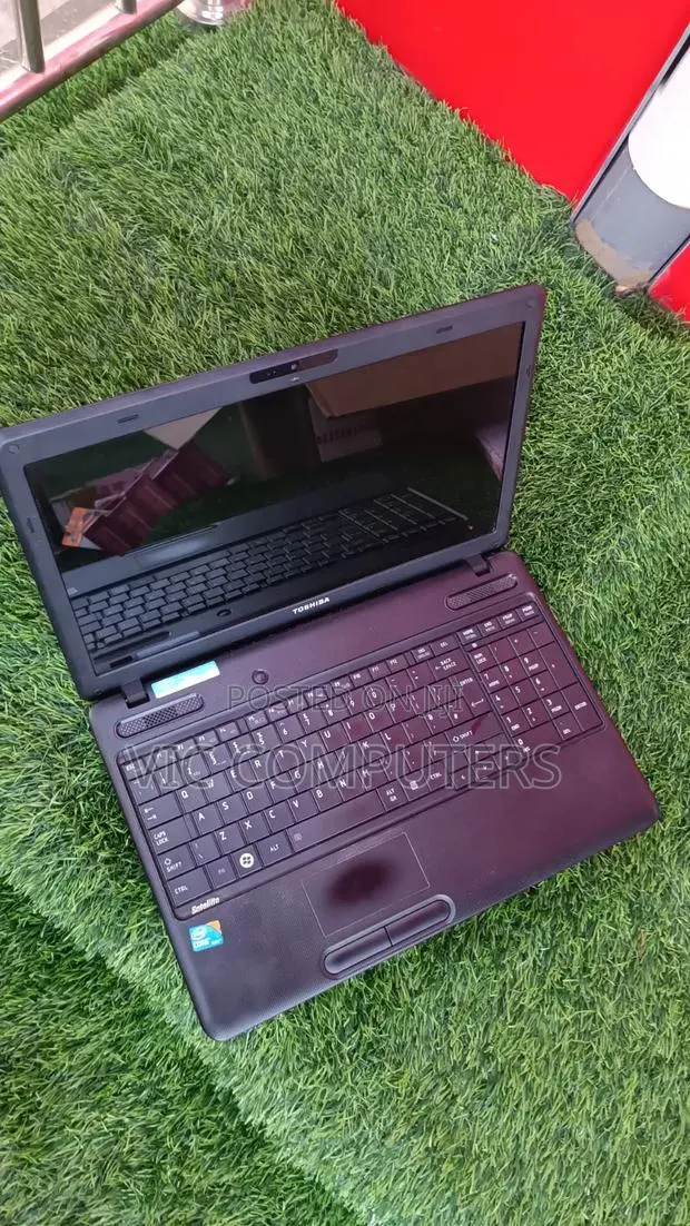 Laptop Toshiba Satellite C665 8GB Intel Core i3 HDD 500GB · Photo 1