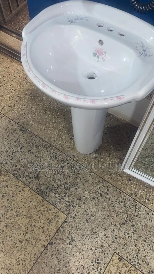 Beautiful Pedestal Basin · Photo 1