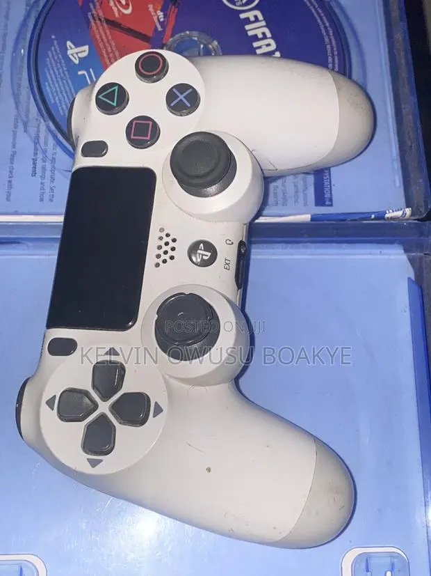 PS4 DualShock Game Pad · Photo 1