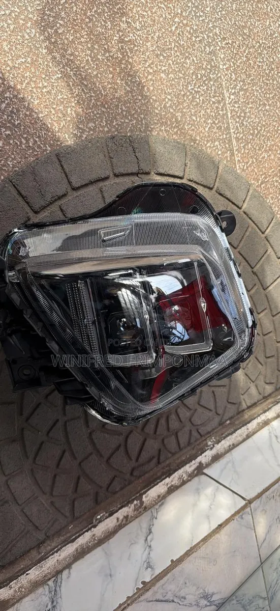 Hyundai Tucson 2021, 2022, or 2023 Headlight · Photo 1